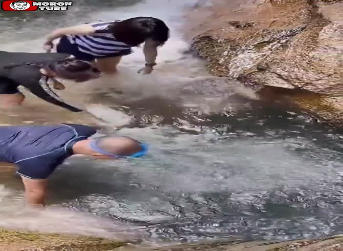 Video :After diving into a natural pool, a guy vanishes
